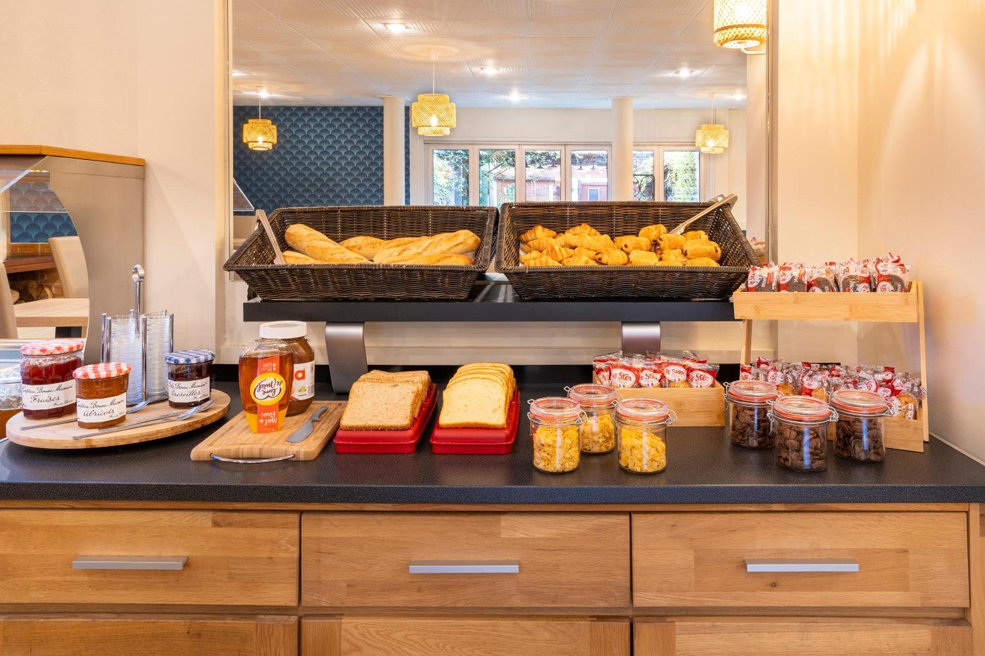 Sure Hotel By Best Western Angouleme Bagian luar foto